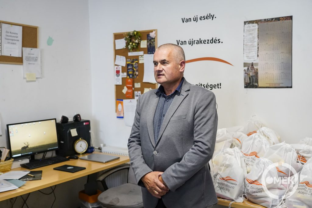 Angyal Béla az Egészségügyi és Szociális Bizottság elnöke köszönti a megjelenteket.
