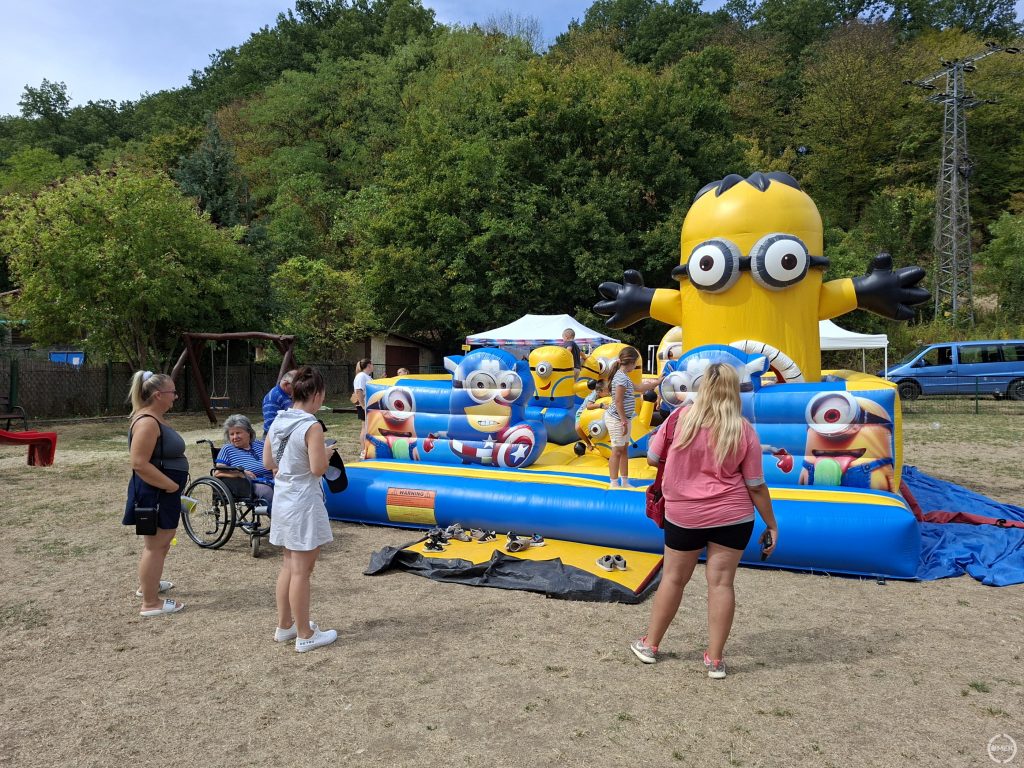 Az ugrálóvárban játszanak a gyerekek.