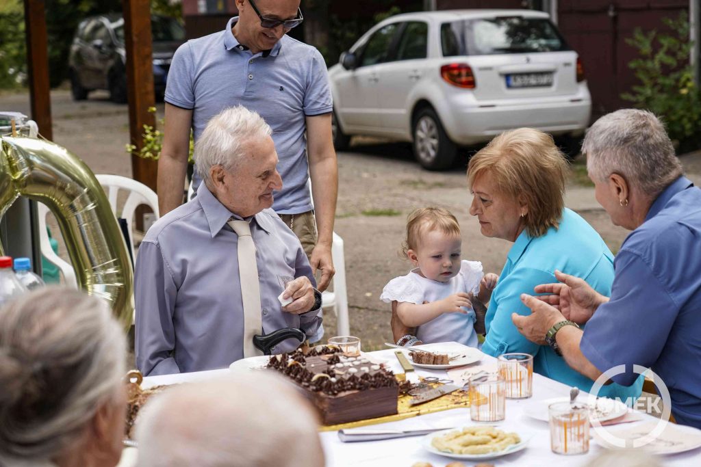 Az ünnepeltet családja körében köszöntötték.
