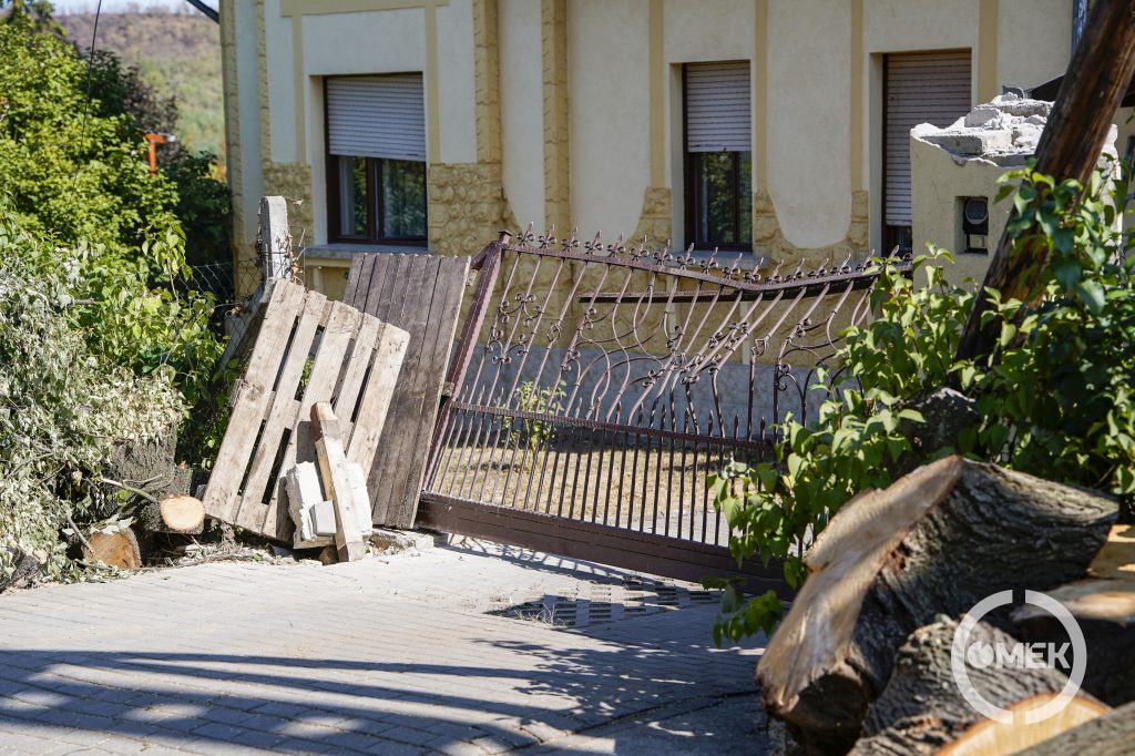 Behorpadt a kapu és az oszlopfő is tönkement.