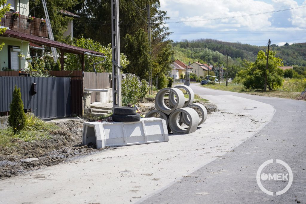 Betonelemek az útszélén.