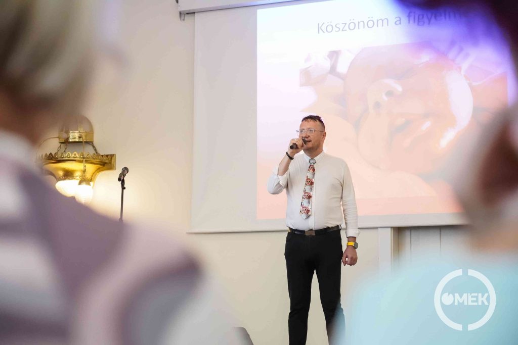 Bukovinszky Zsolt énekel.