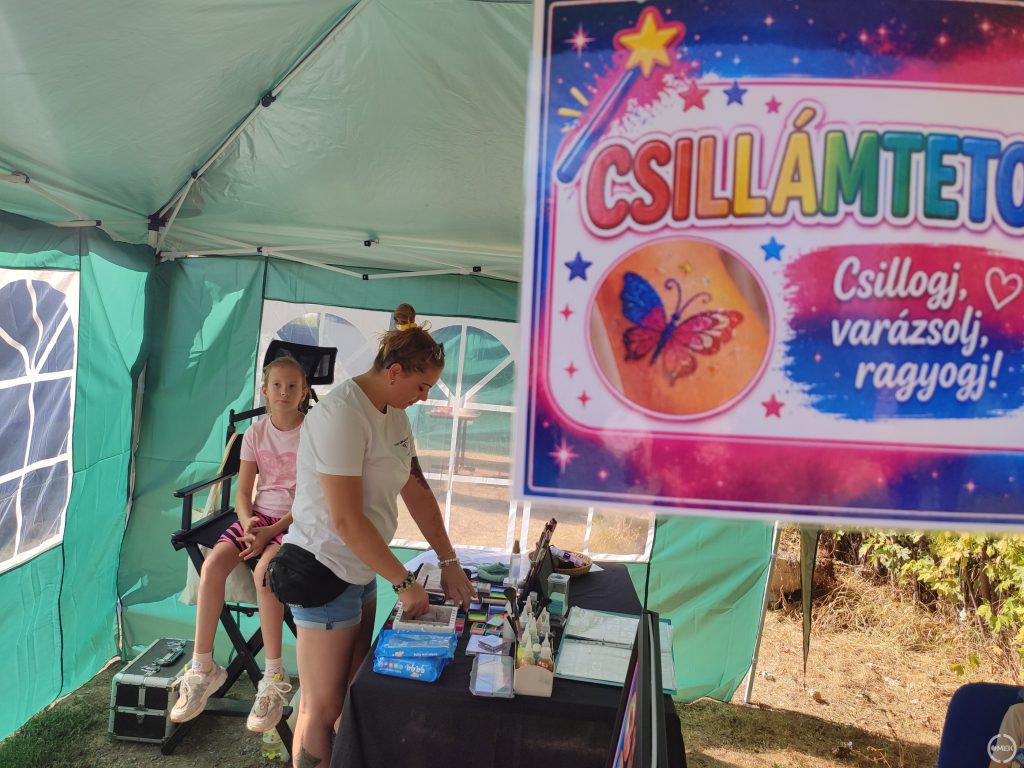Csillámtetoválás és arcfestés várta a legkisebbeket.