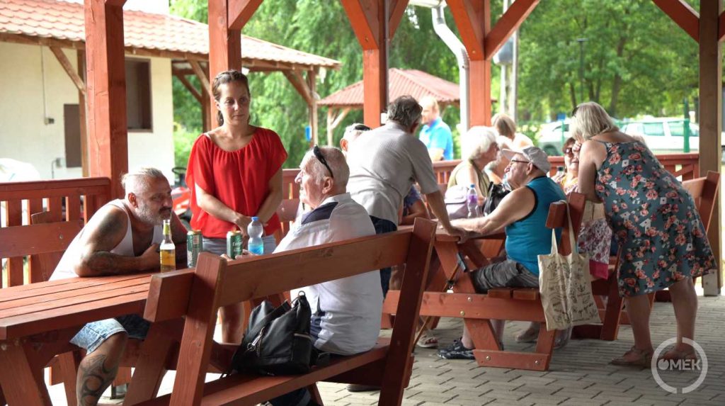 Csoportokban beszélgetnek a jelenlévők.