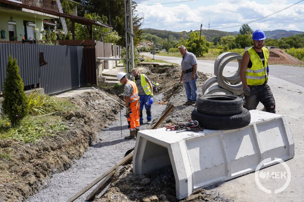 Dolgoznak a kivitelező cég munkatársai Urajon.