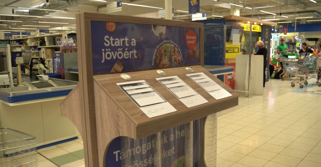 Ebbe a gyűjtöbe lehet bedobni a vásárlós után járó zsetont.