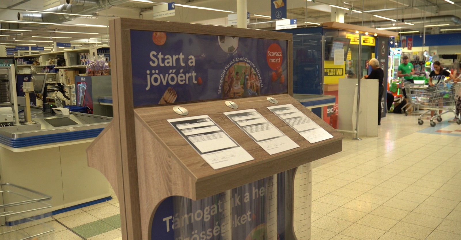 Ebbe a gyűjtöbe lehet bedobni a vásárlós után járó zsetont.