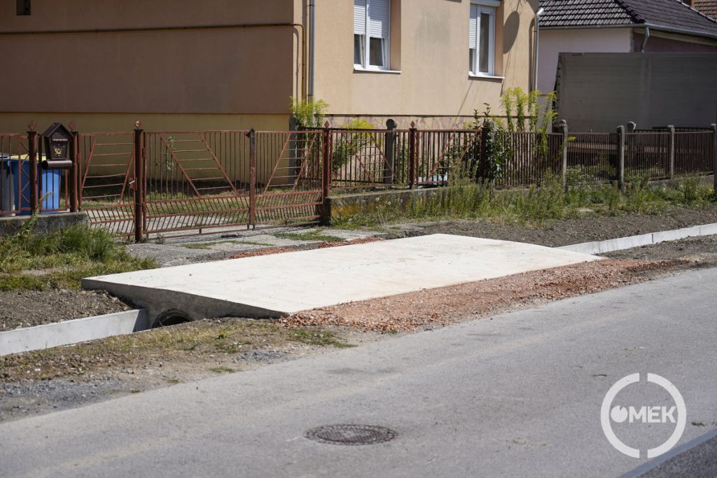 Egy elkészült kapubeálló Urajon.