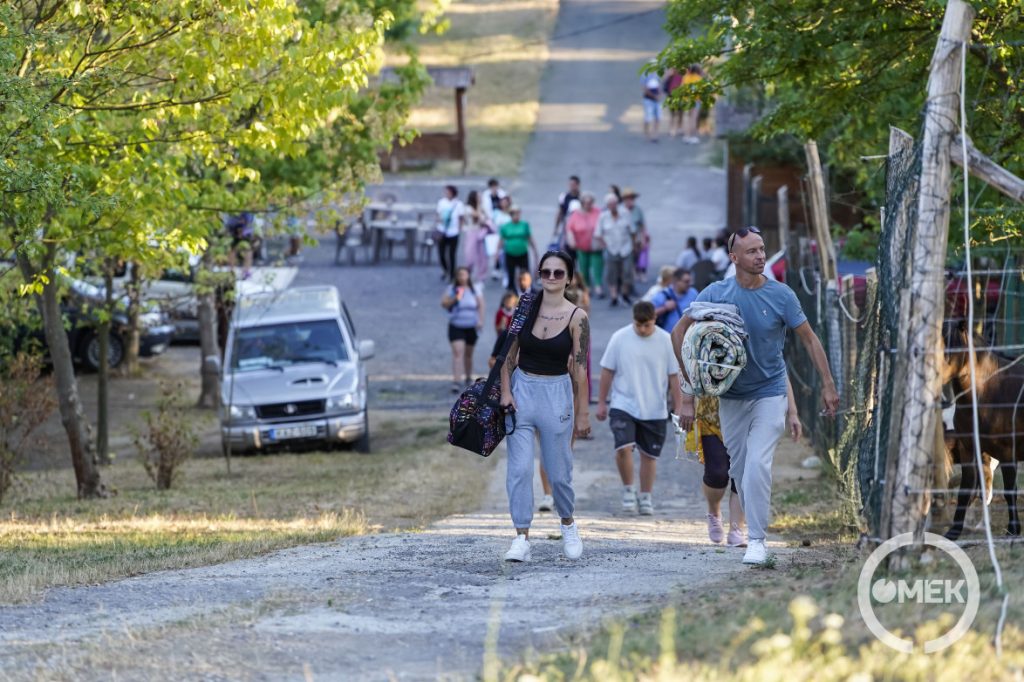 Érkeznek a látogatók.