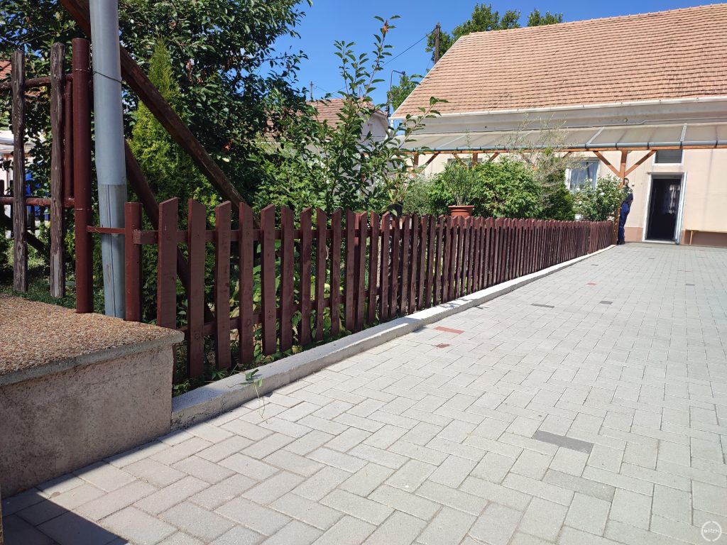 Felújították a kiskert kerítését is.