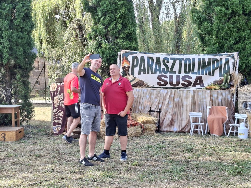 Fényképek készülnek a Susai Parasztolimpia feliratnál.