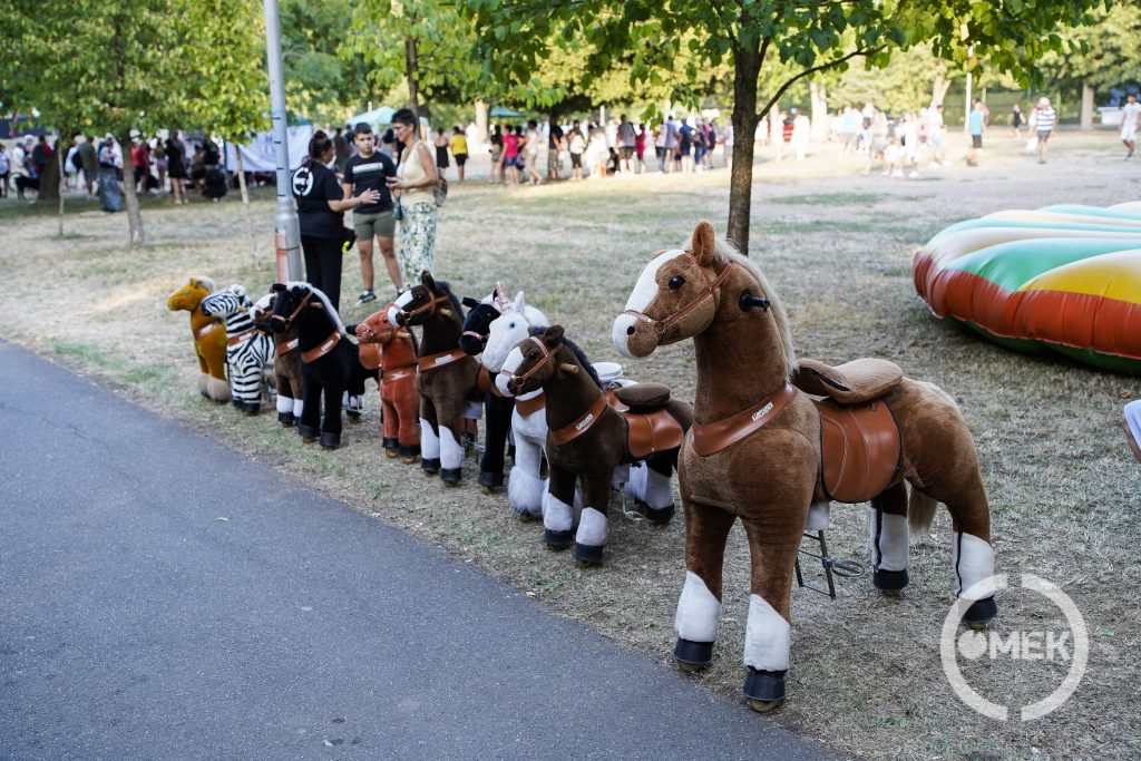 Guruló pónik a legkisebbeknek.