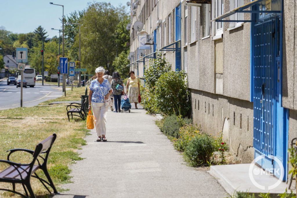 Járókelők a Vasvár úton.