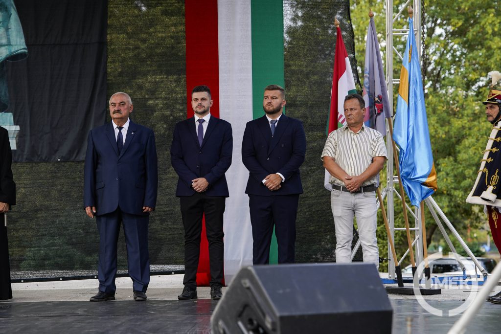 Képviselők sorakoznak a színpadon.