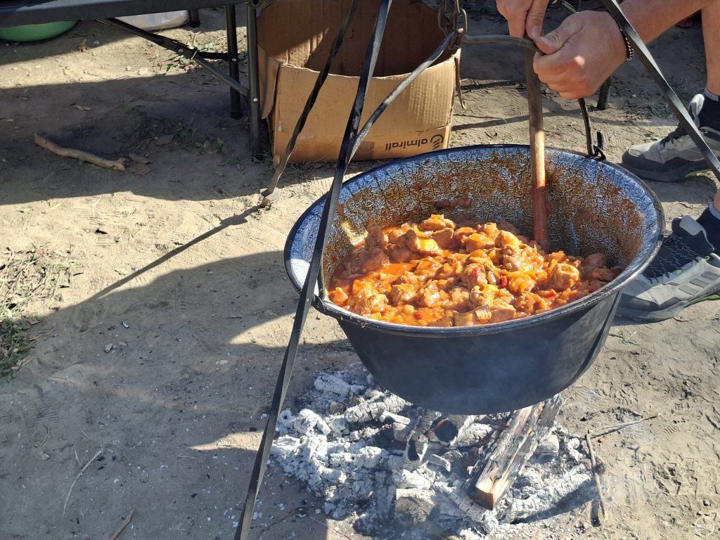Készül az étel a bográcsban.