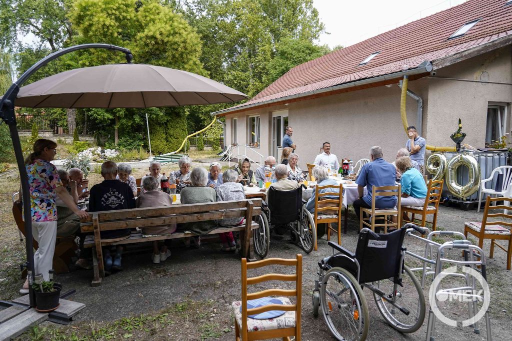 Közösen ünnepelték Hangos József 90. születésnapját a Béke Szigete Idősek Házában.