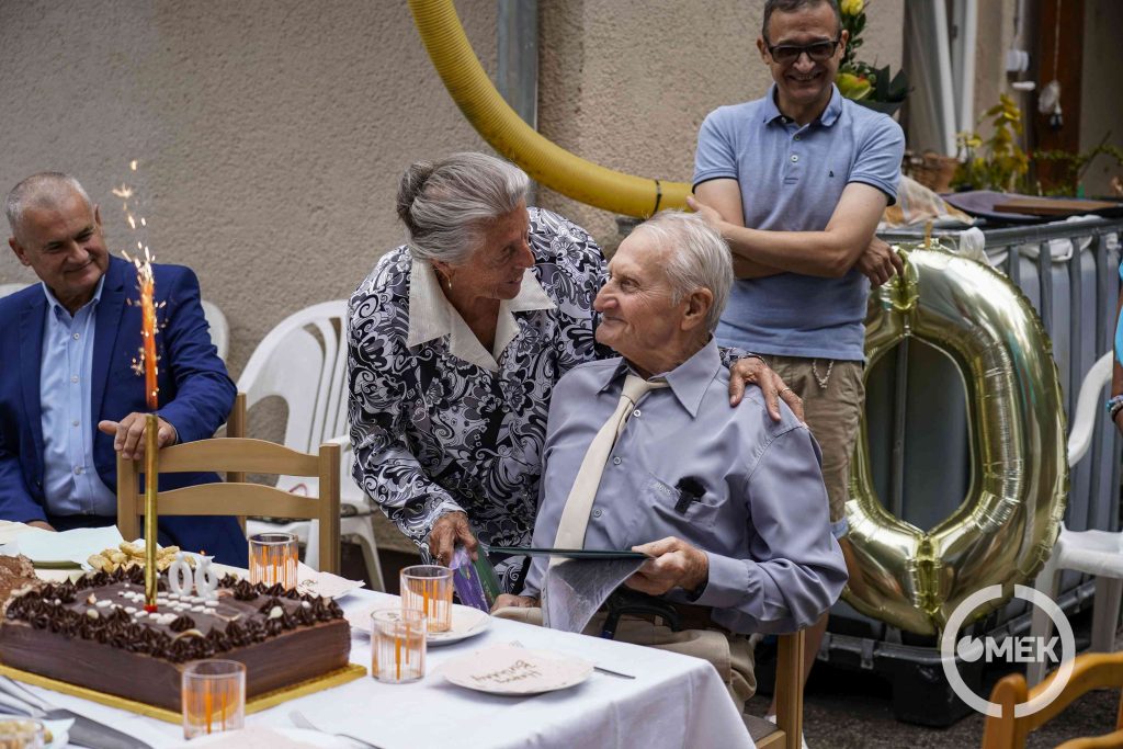 Lakótársai is felköszöntötték.