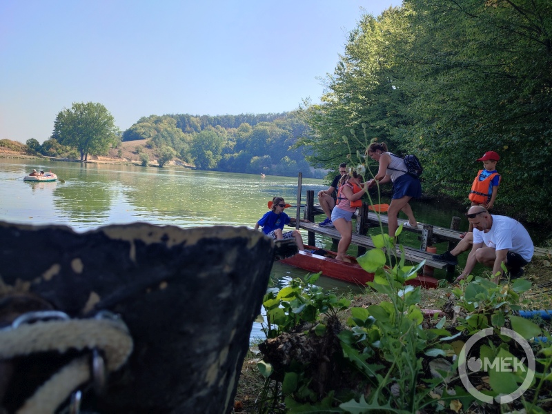 Megérkeztek a körről a résztvevők, kiszállnak a kajakból.