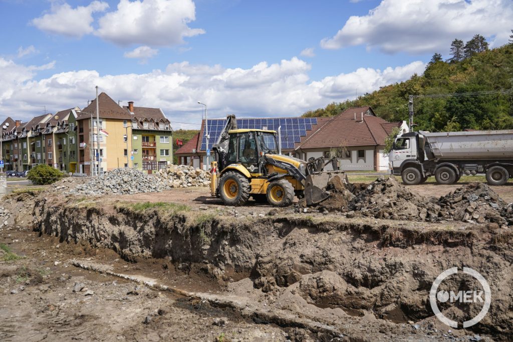 Munkagép Falu városrészben az Ózd-patak mentén.