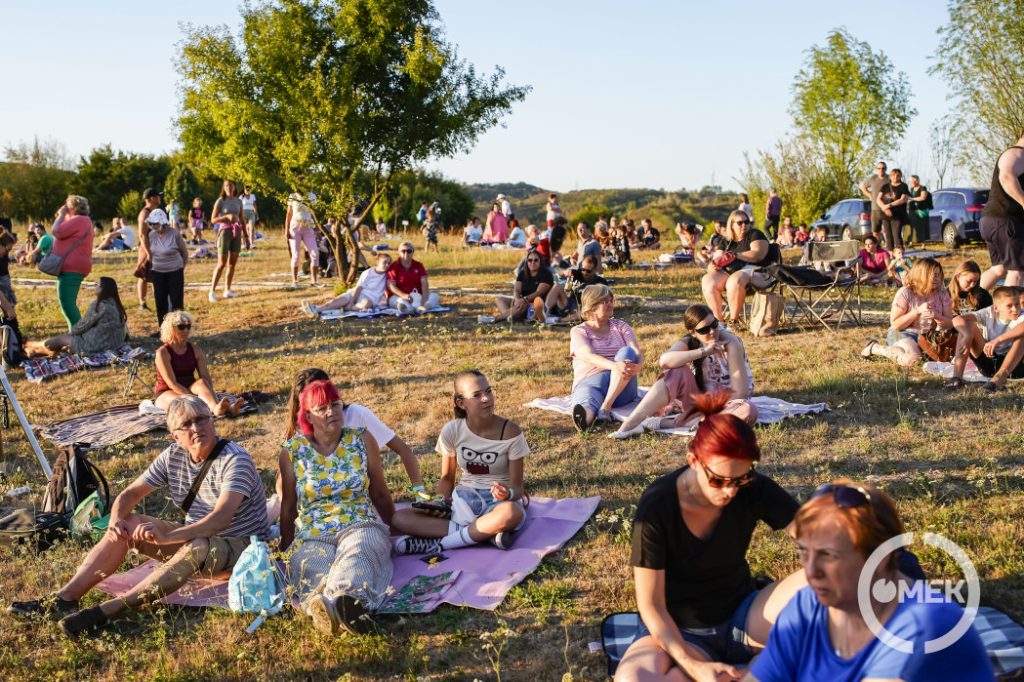 Plédekről hallgatták az előadásokat.