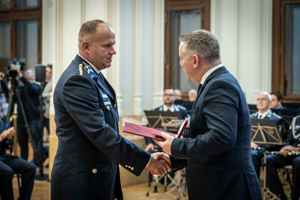 Pósfai Gábor belügyminiszter Bátorságért Érdemjelet ad át Nagy Péternek az Ózdi Rendőrkapitányság körzeti megbízottjának. (Kép forrása: Belügyminisztérium)