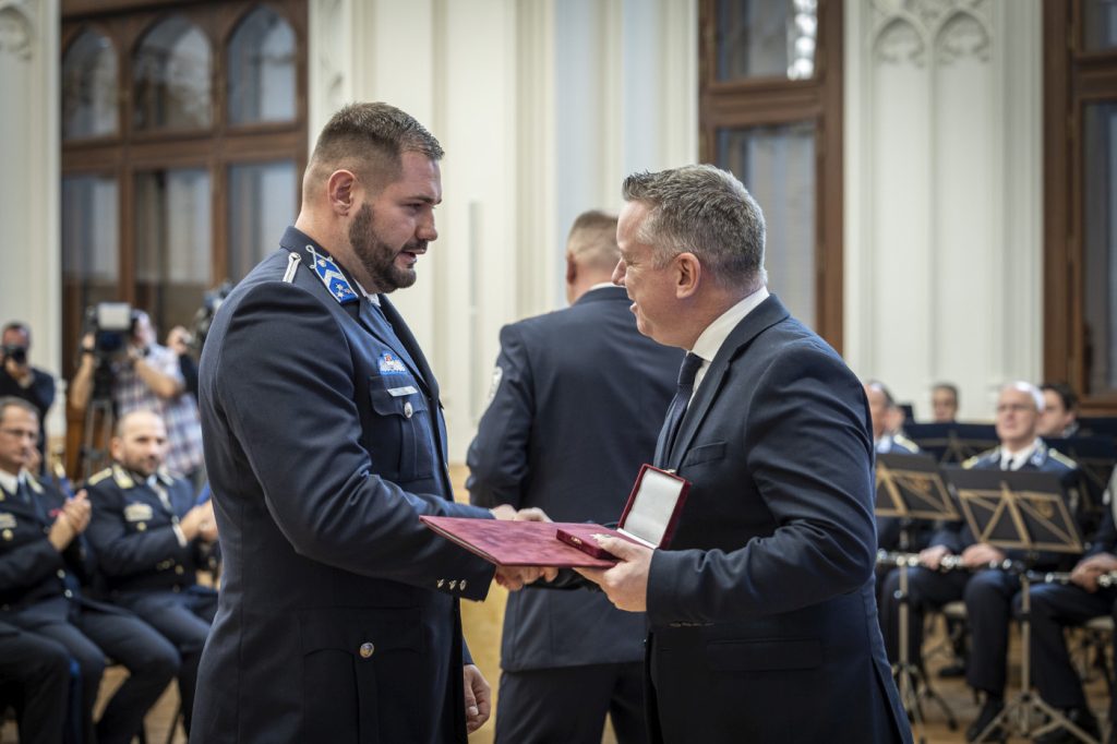 Pósfai Gábor belügyminiszter Bátorságért Érdemjelet nyújt át Polónyi Balázsnak az Ózdi Rendőrkapitányság körzeti megbízottjának. (Kép forrása: Belügyminisztérium)