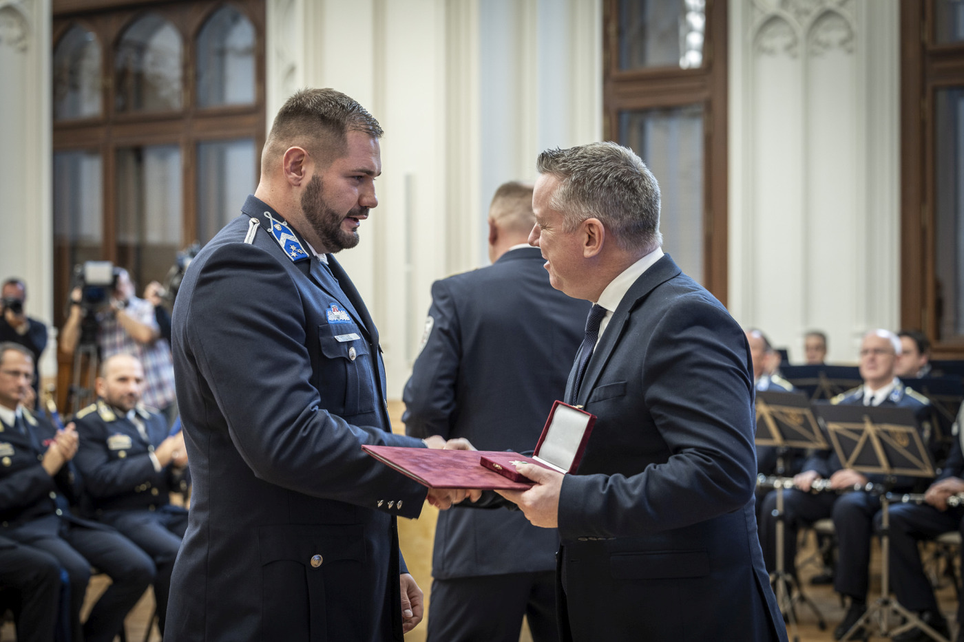 Pósfai Gábor belügyminiszter Bátorságért Érdemjelet nyújt át Polónyi Balázsnak az Ózdi Rendőrkapitányság körzeti megbízottjának. (Kép forrása: Belügyminisztérium)