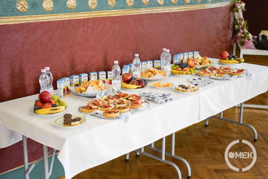 Szendvicsekkel, gyümölccsel várták az érkezőket.