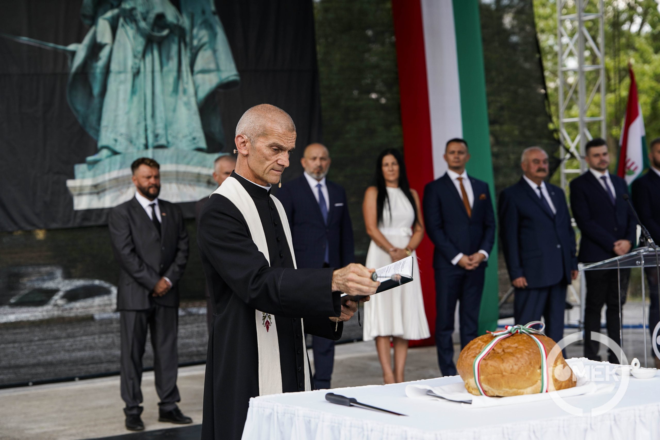 Szőke Gábor római katolikus plébános megáldja a kenyeret.