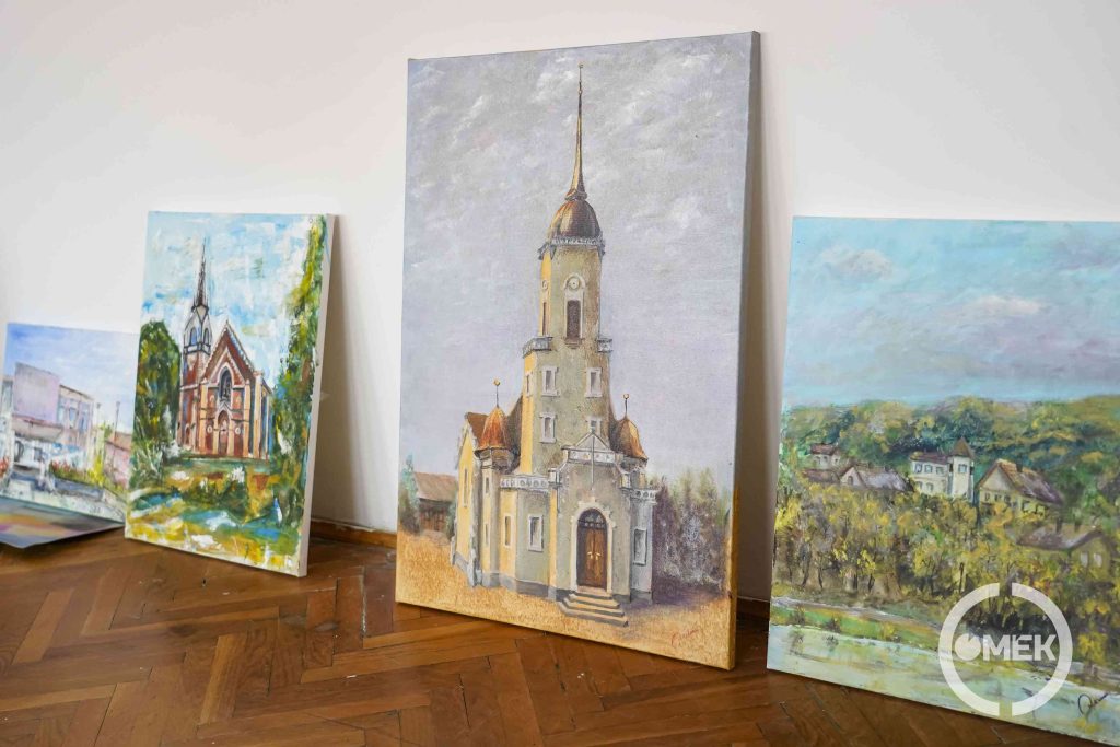 Templomok és házak a vásznon.