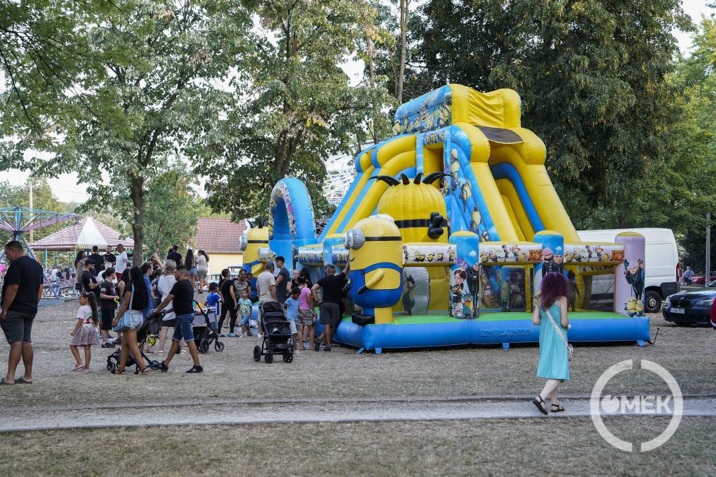 Ugrálóvár és vidámpark.