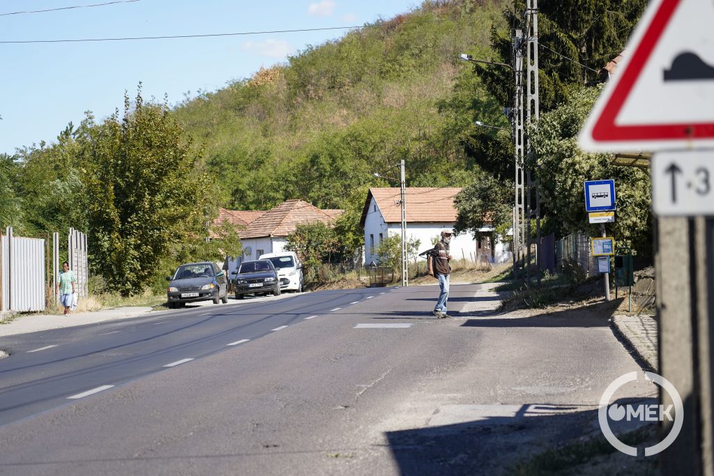 A Csépány út és a Deák utca kereszteződése melletti buszmegállónál szeretnének gyalogátkelőt kialakítani.