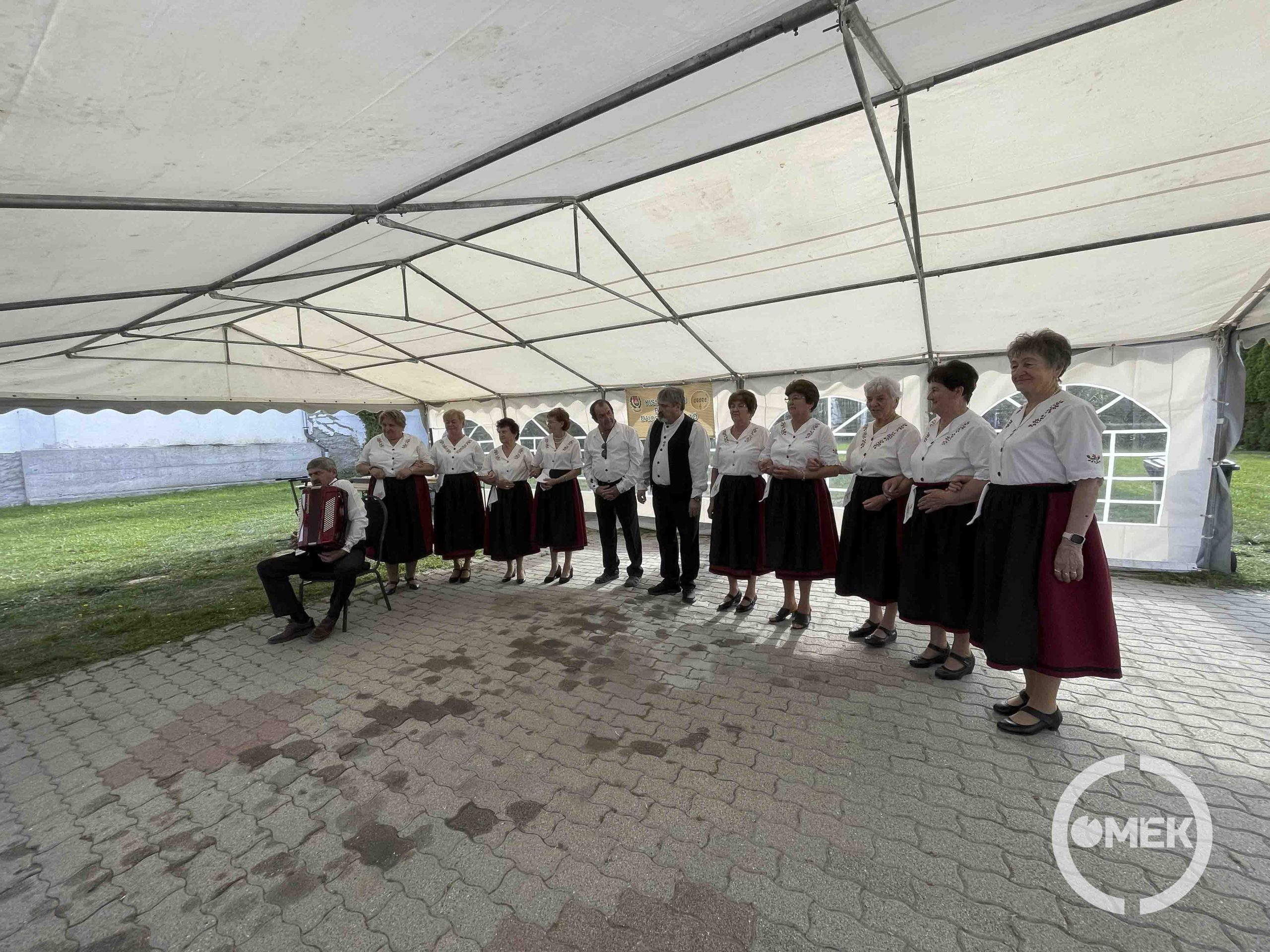 A Kissikátori Harmonika- és Népdalkör tagjai kiálltak a közönség elé.