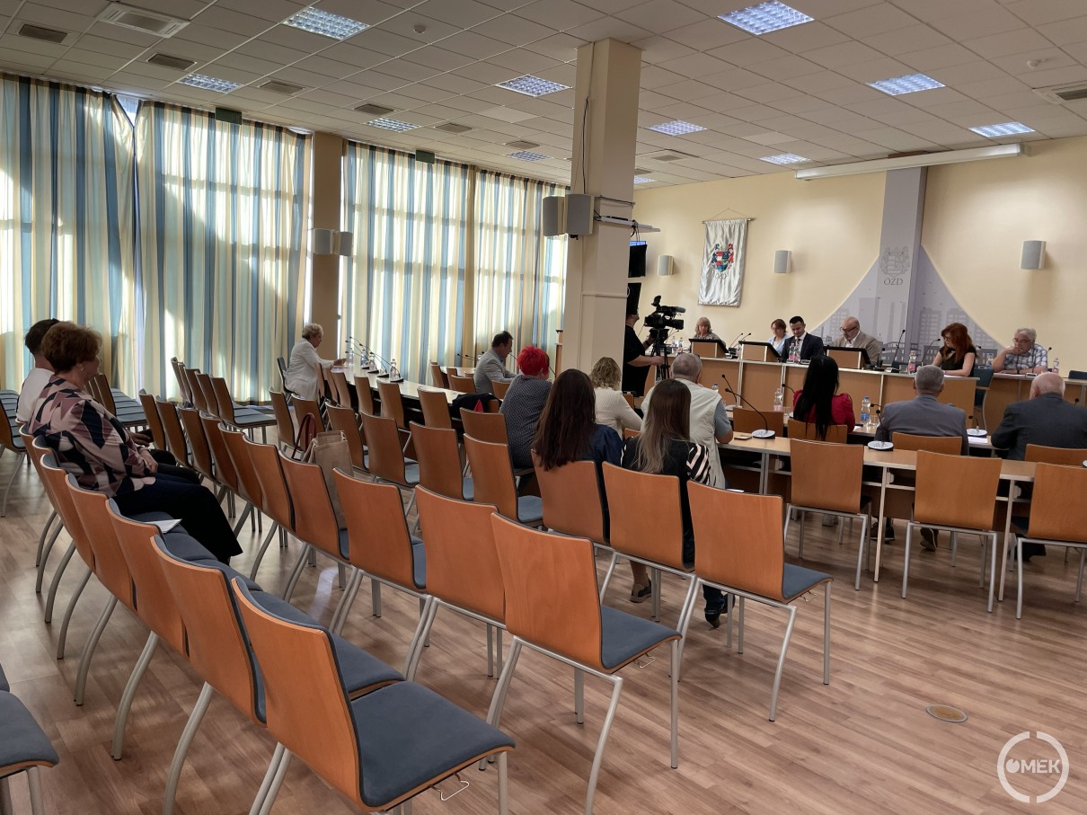 A Pénzügyi és Gazdasági Bizottság tagjai és a meghívott vendégek tárgyalnak a Városházán.