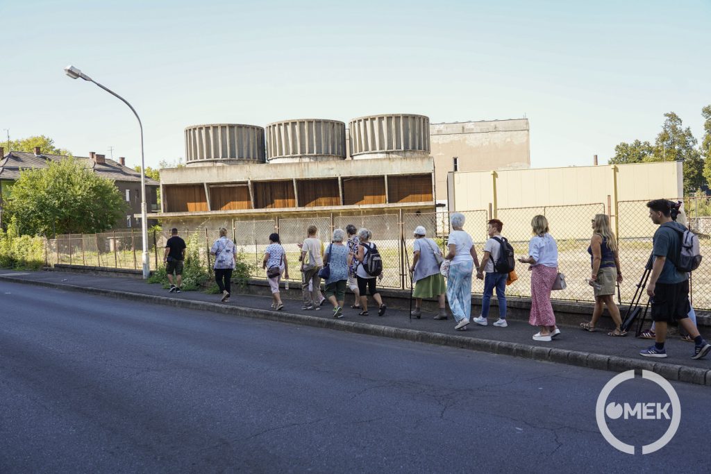 A Rombauer tér mellett túráznak az idősek.