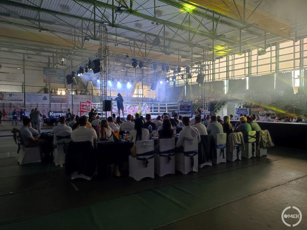 A VIP részleg elkészült, kezdődik a gála a sportcsarnokban.