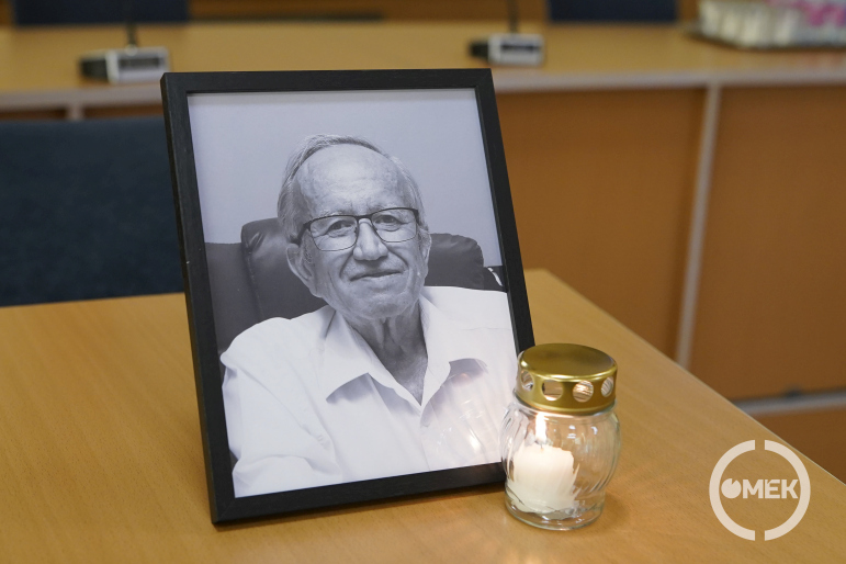 A fekete-fehér fotón Gulyás János, a tanács korábbi alelnöke, előtte égő gyertya.