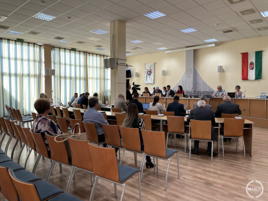A képviselő-testület tagjai és a meghívott vendégek a Városházán.