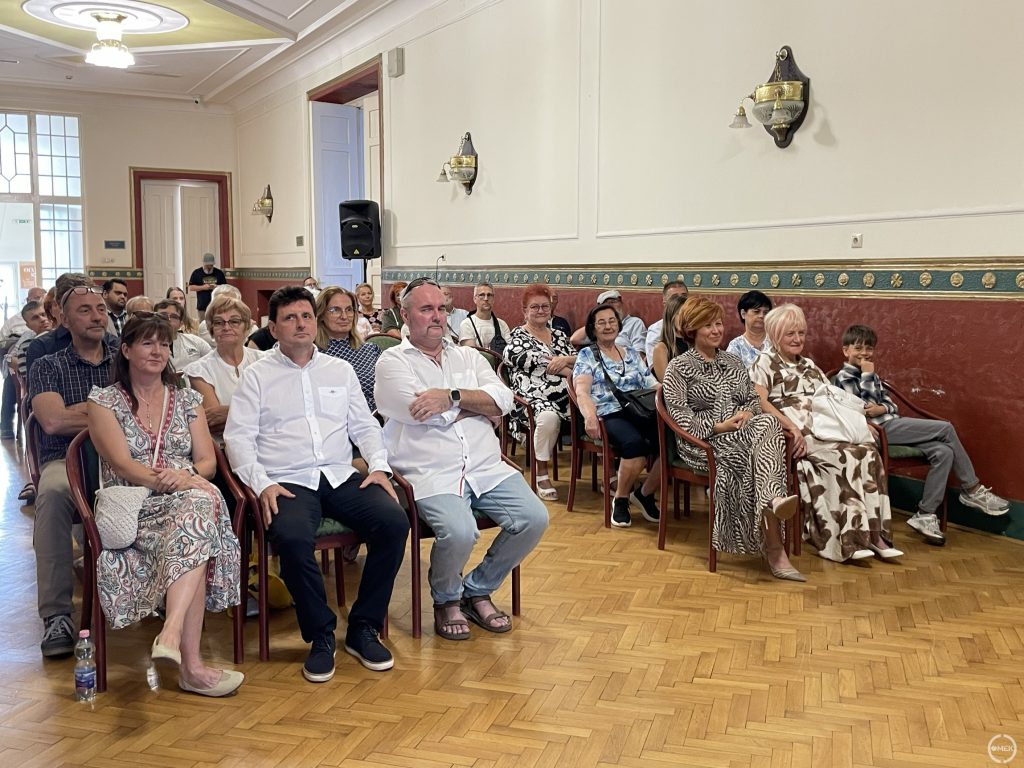 A megnyitót az emeleti folyosón tartották.