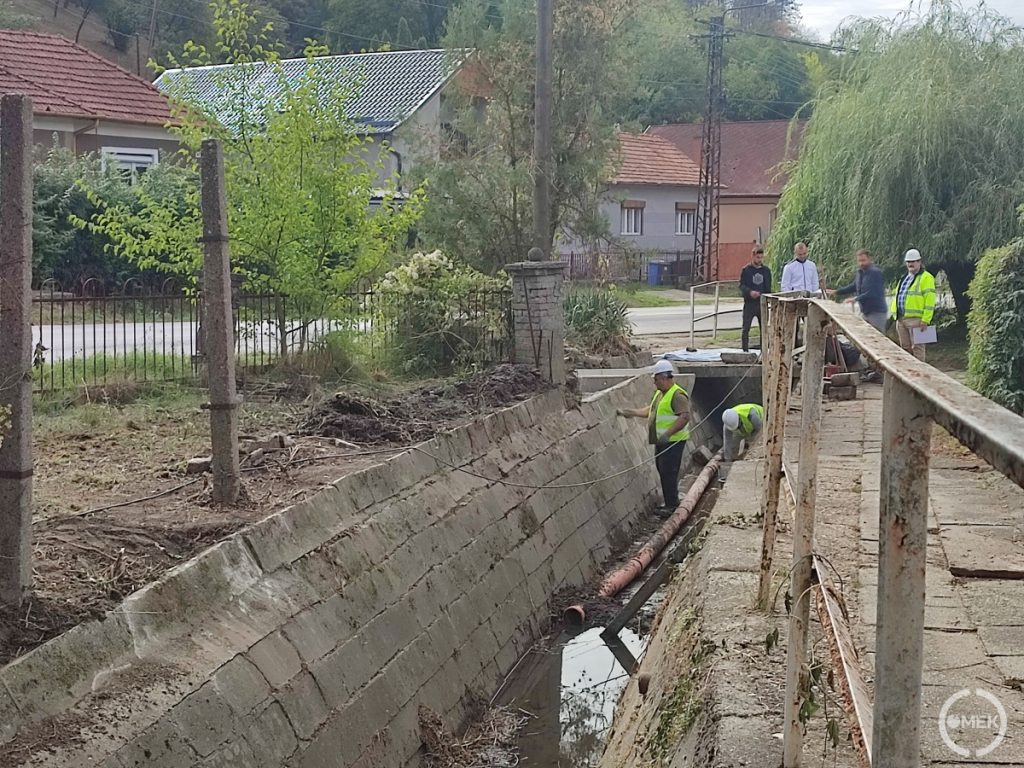 A patakmder messzebbről.