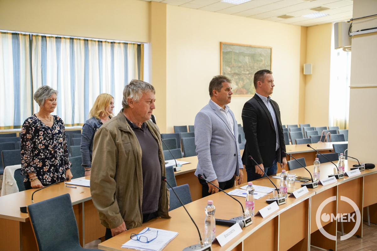 A tanács tagjai állva emlékeznek Gulyás Jánosra.