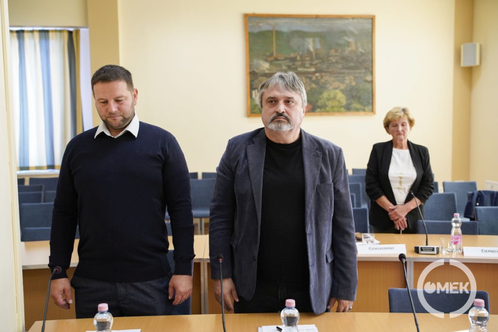 Állva emlékeznek a tagok.
