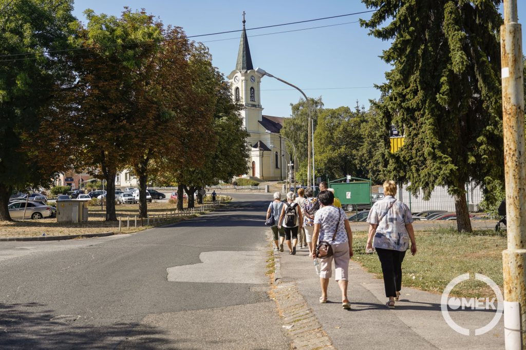Az Ív út felé sétálnak a várostörténeti sétán résztvevők.