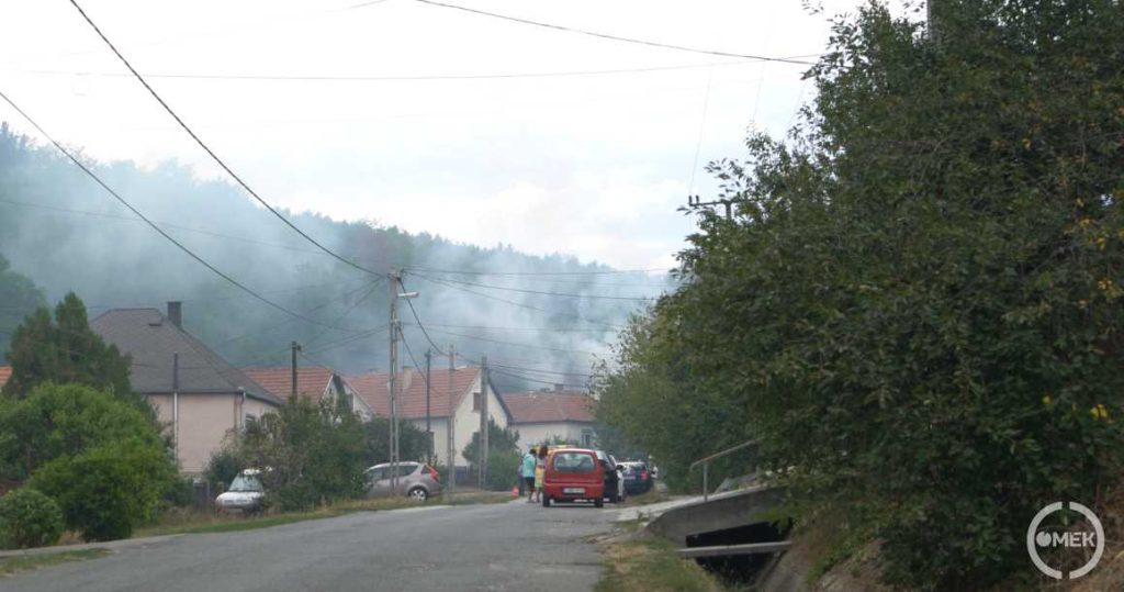Az egész utcát füst borította.
