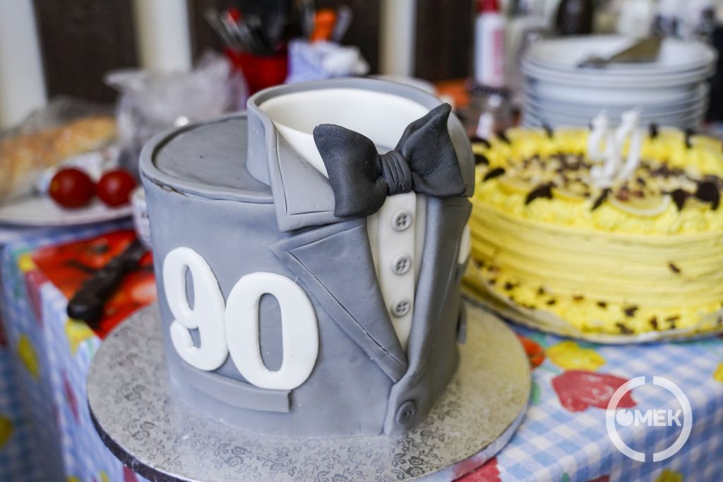 Az egyik torta, háttérben egy másik.