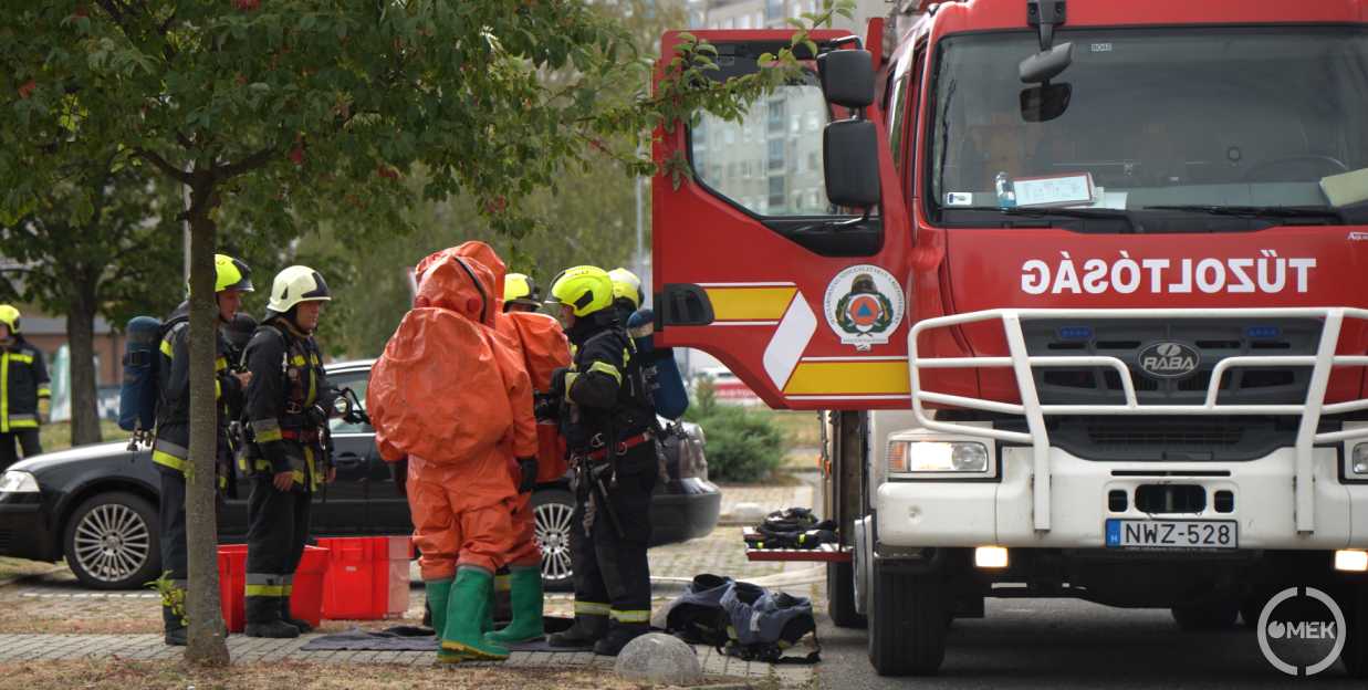Az uszodában gyakorlatoztak a helyi tűzoltók.