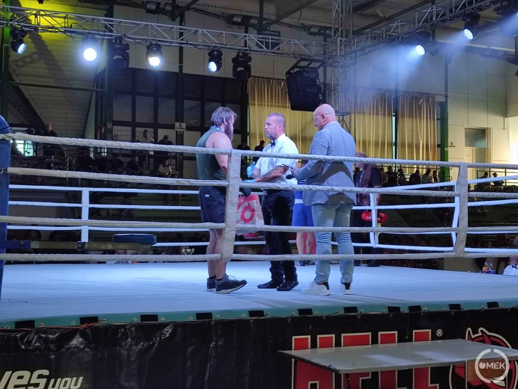 Az utolsó simítások a meccs előtt a ringben.