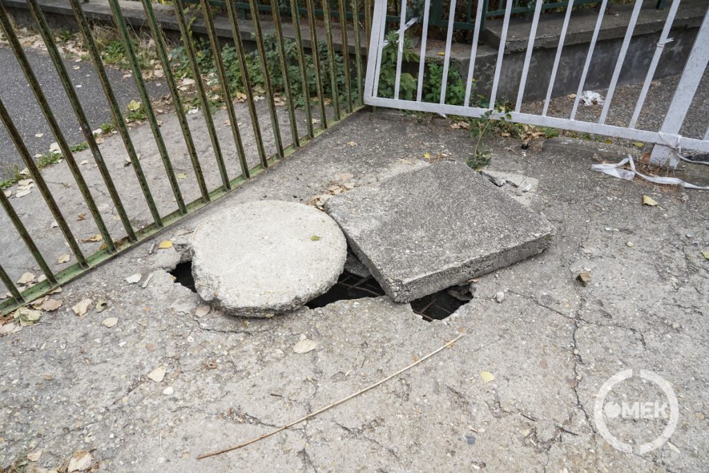 Betonlapokkal van letakarva a lyuk.