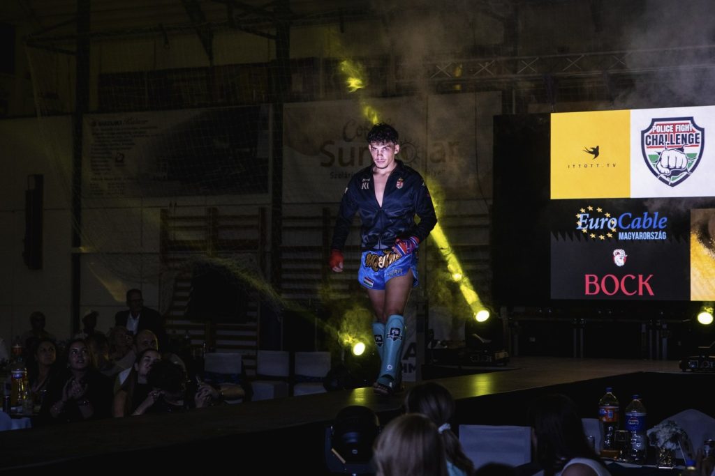 Bódi Bence bevonul a ringbe. Forrás Police Fight Challenge
