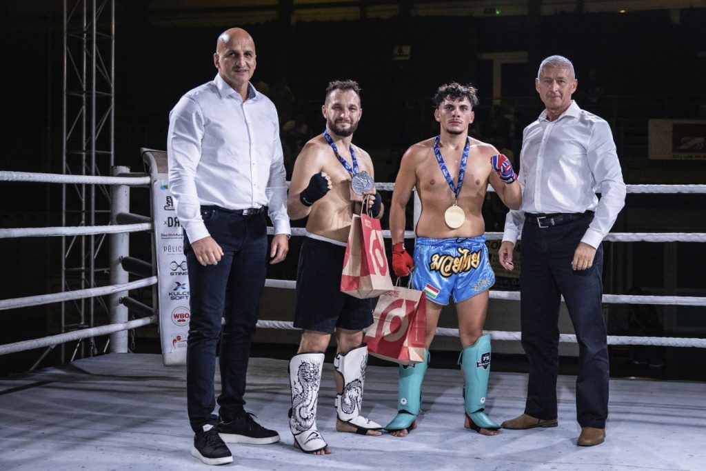 Csoportkép a díjazás után a ringben. Forrás Police Fight Challenge